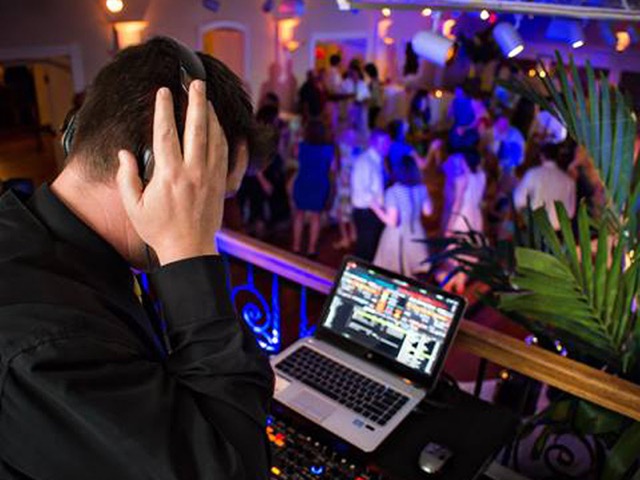 Professional wedding DJ at St. Augustine and Jacksonville FL reception